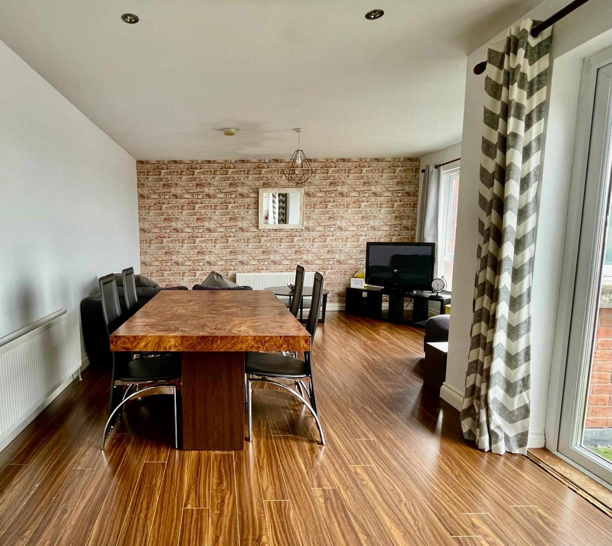 2 Bedroom City-Centre Apartment With Free Parking Белфаст Екстериор снимка