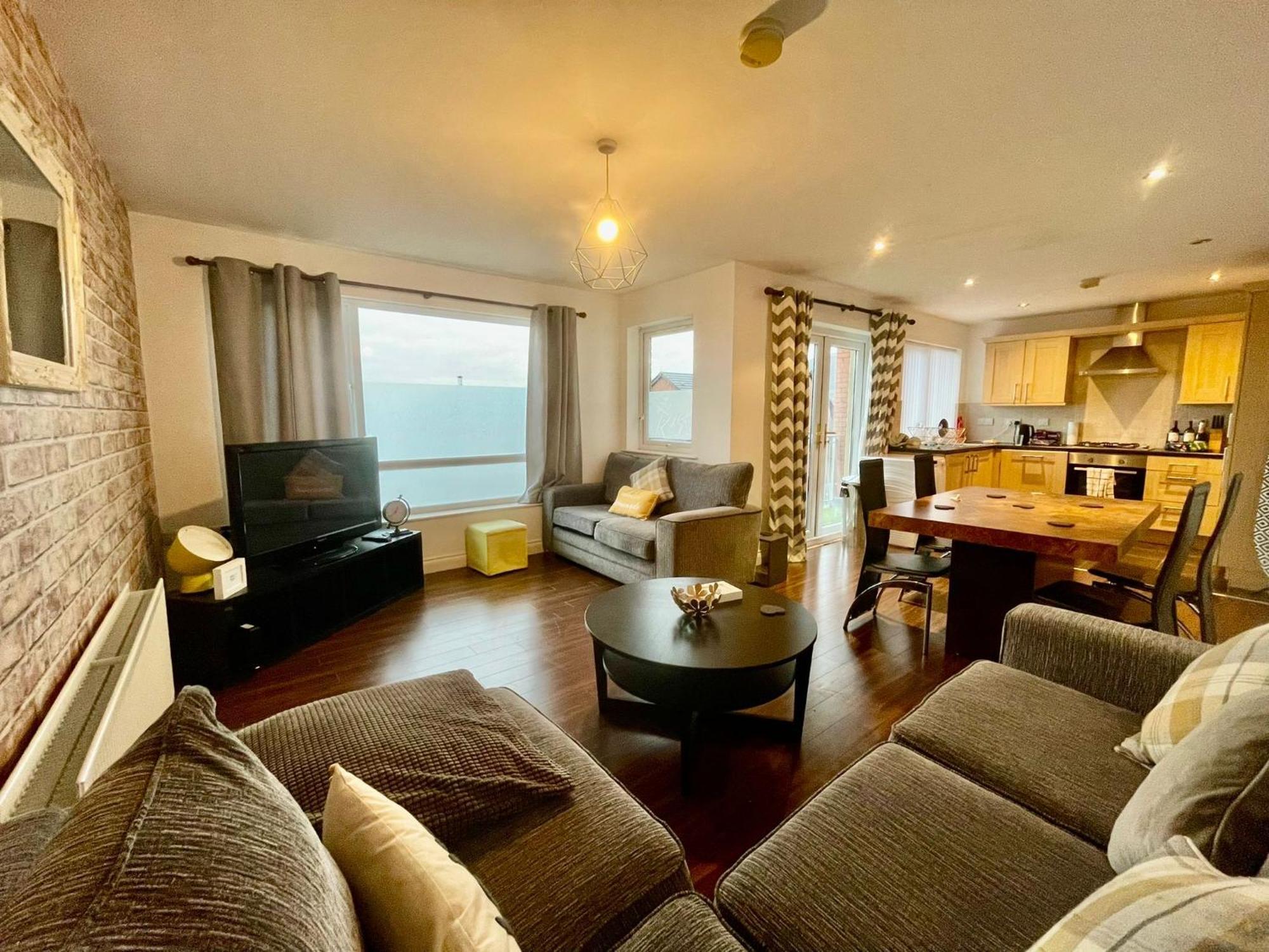 2 Bedroom City-Centre Apartment With Free Parking Белфаст Екстериор снимка